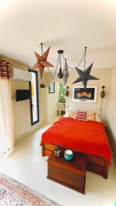 ein Schlafzimmer mit einem roten Bett und Sternen an der Wand in der Unterkunft Qasabah Majorelle in Saint-Gilles-les-Bains