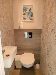 łazienka z białą toaletą i umywalką w obiekcie Apartament Bonito w Radomiu