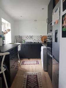 Kuchyňa alebo kuchynka v ubytovaní Chaumière avec sa toiture recouverte de chaume !!! + 14 fotografií