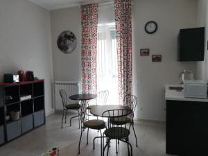 cocina con mesa, sillas y ventana en A casa da Cri B&B en Roma