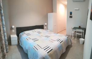 a bedroom with a bed and a table at A casa da Cri B&B in Rome