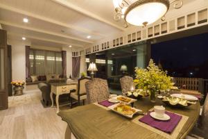 Makanan di atau berdekatan hotel +38 gambar