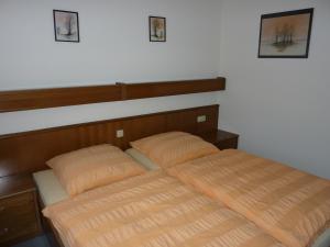 a bedroom with two beds in a room at Hotel Ockenheim in Ockenheim