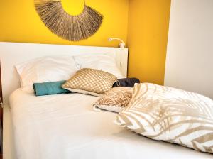 Łóżko lub łóżka w pokoju w obiekcie ☆ L'Exotique ☆ 2 chambres ☆ NETFLIX ☆