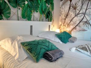 Łóżko lub łóżka w pokoju w obiekcie ☆ L'Exotique ☆ 2 chambres ☆ NETFLIX ☆