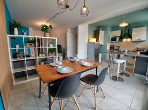- une salle à manger avec une table et des chaises en bois dans l'établissement ☆ L'Exotique ☆ 2 chambres ☆ NETFLIX ☆, à Metz