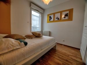 Łóżko lub łóżka w pokoju w obiekcie ☆ L'Exotique ☆ 2 chambres ☆ NETFLIX ☆