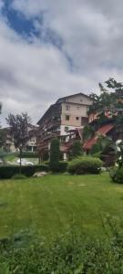 um grupo de edifícios num campo de relva em Montana Luxury Apartment with a View em Poiana Brasov