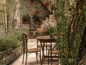 een houten tafel en stoelen in de tuin bij Orchid House San Miguel de Allende in San Miguel de Allende