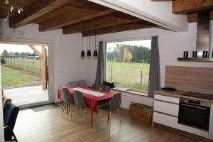 una cucina e una sala da pranzo con tavolo e sedie rossi di Chata Miki a Boskovice