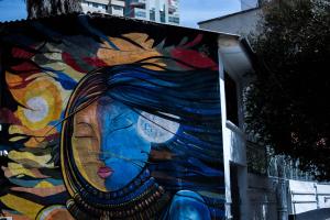 un mural de una mujer pintado en el lateral de un edificio en Sky Suites - Amazing Location, en La Paz