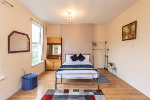Voodi või voodid majutusasutuse Chestnut Heritage,- Large & Cheerful 5 bedroom house with free parking toas