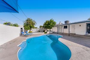 - une grande piscine bleue dans l'arrière-cour d'une maison dans l'établissement Modern Desert, à Tempe