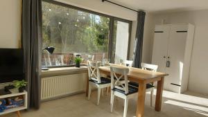 uma sala de jantar com uma mesa e cadeiras e uma janela em Enjoy Winterberg em Winterberg