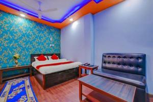 1 dormitorio con cama y banco. en Guru hotel and lodge, en Itahari