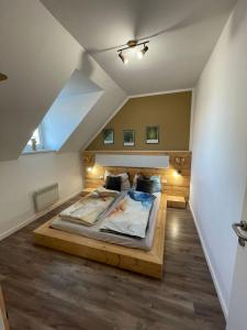 - une chambre mansardée avec un grand lit dans l'établissement BullsLiving Seeapartment 3 AM CORSO, à Velden am Wörther See