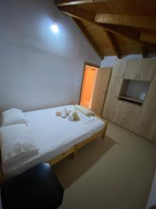 a small room with a bed and a kitchen at L.T. Apartment 5th street in Sarandë