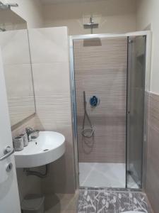 y baño con ducha y lavamanos. en A casa da Cri B&B en Roma