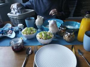 une table recouverte de assiettes et de bols de nourriture dans l'établissement Duin en Zee Texel, à De Koog