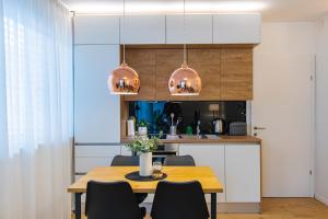 kuchnia i jadalnia ze stołem i krzesłami w obiekcie Flexible SelfCheckIns 36 - Zagreb - Garage - Loggia - New - Luxury w Zagrzebiu
