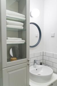 uma casa de banho com lavatório, espelho e toalhas em Flexible SelfCheckIns 36 - Zagreb - Garage - Loggia - New - Luxury em Zagreb
