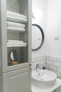 W łazience znajduje się umywalka, lustro i ręczniki. w obiekcie Flexible SelfCheckIns 36 - Zagreb - Garage - Loggia - New - Luxury w Zagrzebiu +18 zdjęć