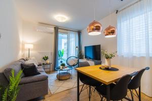 un soggiorno con tavolo e divano di Flexible SelfCheckIns 36 - Zagreb - Garage - Loggia - New - Luxury a Zagabria
