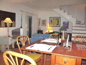 a living room with a dining room table with chairs at Cozy Country House near Beaches in Azoia