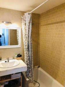 een badkamer met een wastafel en een ligbad bij Sanlúcar Playa de las Piletas in Sanlúcar de Barrameda +14 foto's