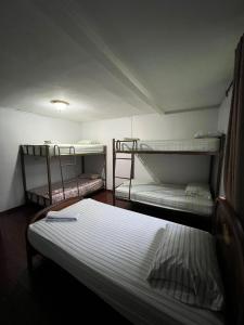 a room with two bunk beds in a room at La Casa de Doña Cata in Bajo Boquete