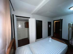 a small bedroom with a bed and a window at La Casa de Doña Cata in Bajo Boquete
