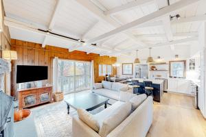 uma sala de estar com um sofá e uma mesa em Chalet at the Base of Okemo Mountain em Ludlow