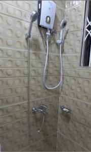 y baño con ducha y cabezal de ducha. en BAFFOUR STUDIO en Kumasi