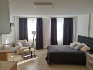 En eller flere senger på et rom på West in apartments