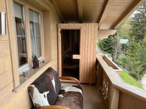 Posezení v ubytování Ferienhaus Zillertal Panorama Blick Balkon Sauna