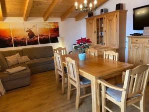Posezení v ubytování Ferienhaus Zillertal Panorama Blick Balkon Sauna