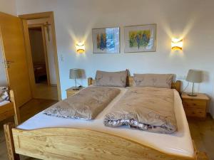 Postel nebo postele na pokoji v ubytování Ferienhaus Zillertal Panorama Blick Balkon Sauna