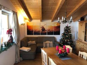 Posezení v ubytování Ferienhaus Zillertal Panorama Blick Balkon Sauna