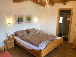 Postel nebo postele na pokoji v ubytování Ferienhaus Zillertal Panorama Blick Balkon Sauna