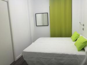 Säng eller sängar i ett rum på Chameleon Youth Hostel Alicante