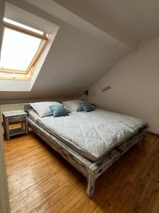 sypialnia z dużym łóżkiem i oknem w obiekcie Willa Janina w Jeleniej Górze