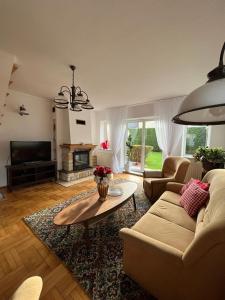 sala de estar con sofá y mesa en Willa Janina, en Jelenia Góra