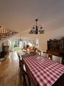 uma sala de jantar com uma mesa xadrez e cadeiras em Willa Janina em Jelenia Góra