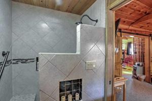 uma casa de banho com chuveiro e lareira em Happy Heart Bunkhouse em Pinetop-Lakeside