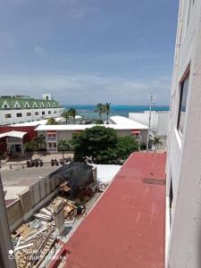 vistas a un edificio con techo rojo en Lindo apartamento en el mejor sector de la isla. piscina, bbq, playa a 30 metros, en San Andrés