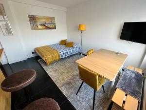 Habitación con mesa, cama, mesa y silla. en Beautiful Quality Apartment in Camden Town en Londres