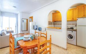Kuchyňa alebo kuchynka v ubytovaní Stunning Apartment In Torrevieja