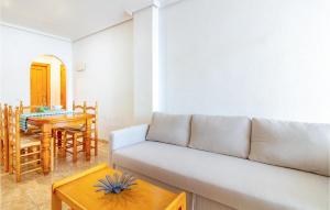 Posedenie v ubytovaní Stunning Apartment In Torrevieja + 7 fotografií