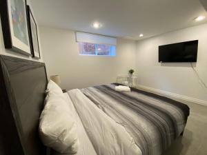 TV/trung tâm giải trí tại Yorkmills and Bayview !A Spacious and Modern Private Bdr with Shared Bathroom