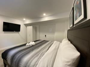 Giường trong phòng chung tại Yorkmills and Bayview !A Spacious and Modern Private Bdr with Shared Bathroom